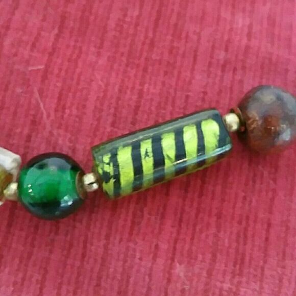 FUN GORGEOUS GREEN BEADS NECKLACE - Picture 3 of 7